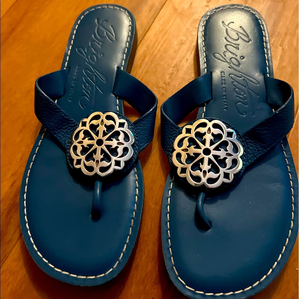 Almost new pair of Brighton leather sandals with Brighton silver motif. Size 6.